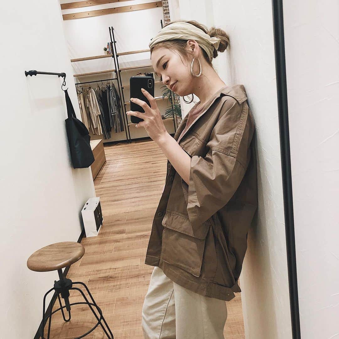 のインスタグラム：「・ ・ #ハーフスリーブミリタリーブルゾン ・ ・ ハーフスリーブだけど長いから 春から使えるし、軽いし最高👍🏽 あえてskirtとかでも可愛い❤️ ・ ・ 明日発売だよーーー🌿 チェックすべきですっ💁‍♀️ ・ #ungrid#ungridコーデ #ungrid_official  #coordinate#outfit#ミリタリー #ミリタリージャケット#ロングヘア #スカーフ#スカーフアレンジ #カジュアル#中のタンクもいるやつ👍🏽」