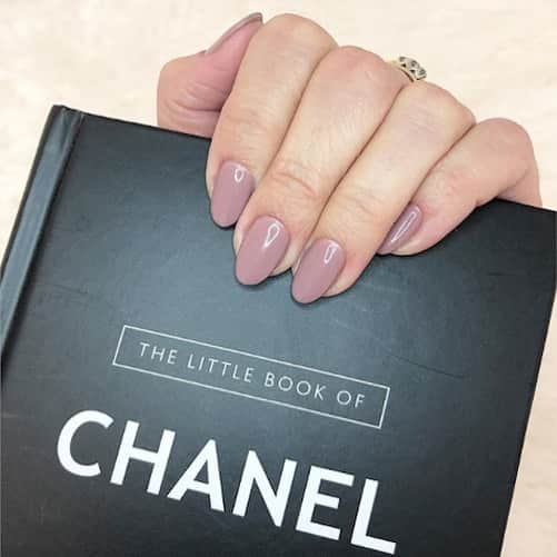 OPIさんのインスタグラム写真 - (OPIInstagram)「We all love the finer things in life…like a perfectly shaped mani 💅 @esthtik.ca #OPIObsessed ⁣⠀ ⁣⠀ #TickleMyFrancey #Chanel  #nails #nailpolish #mauvenails」3月29日 1時01分 - opi