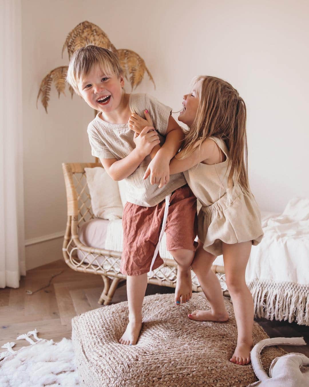 Amber Fillerup Clarkさんのインスタグラム写真 - (Amber Fillerup ClarkInstagram)「Today’s giveaway is for a $500 gift card to @by.billie, one of my very favorite places to shop for kids clothes!! They have simple and beautiful pieces that your kids can play and be kids in 🙌🏻 to enter tag someone who you think is a good mama 💓💓 yesterdays winner is: @thestambaughfam」3月29日 1時03分 - amberfillerup