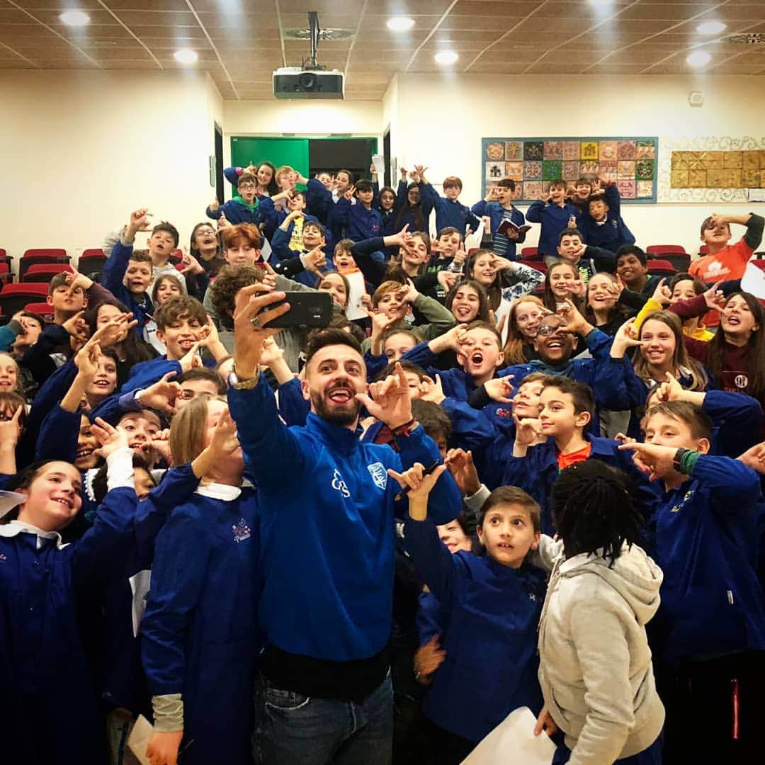 エンポリFCさんのインスタグラム写真 - (エンポリFCInstagram)「#ScuoladelTifo Questo pomeriggio @cicciocaputo11 ha incontrato gli alunni della scuola primaria Baccio da Montelupo di Montelupo 📸」3月29日 1時10分 - empoli_fc_official