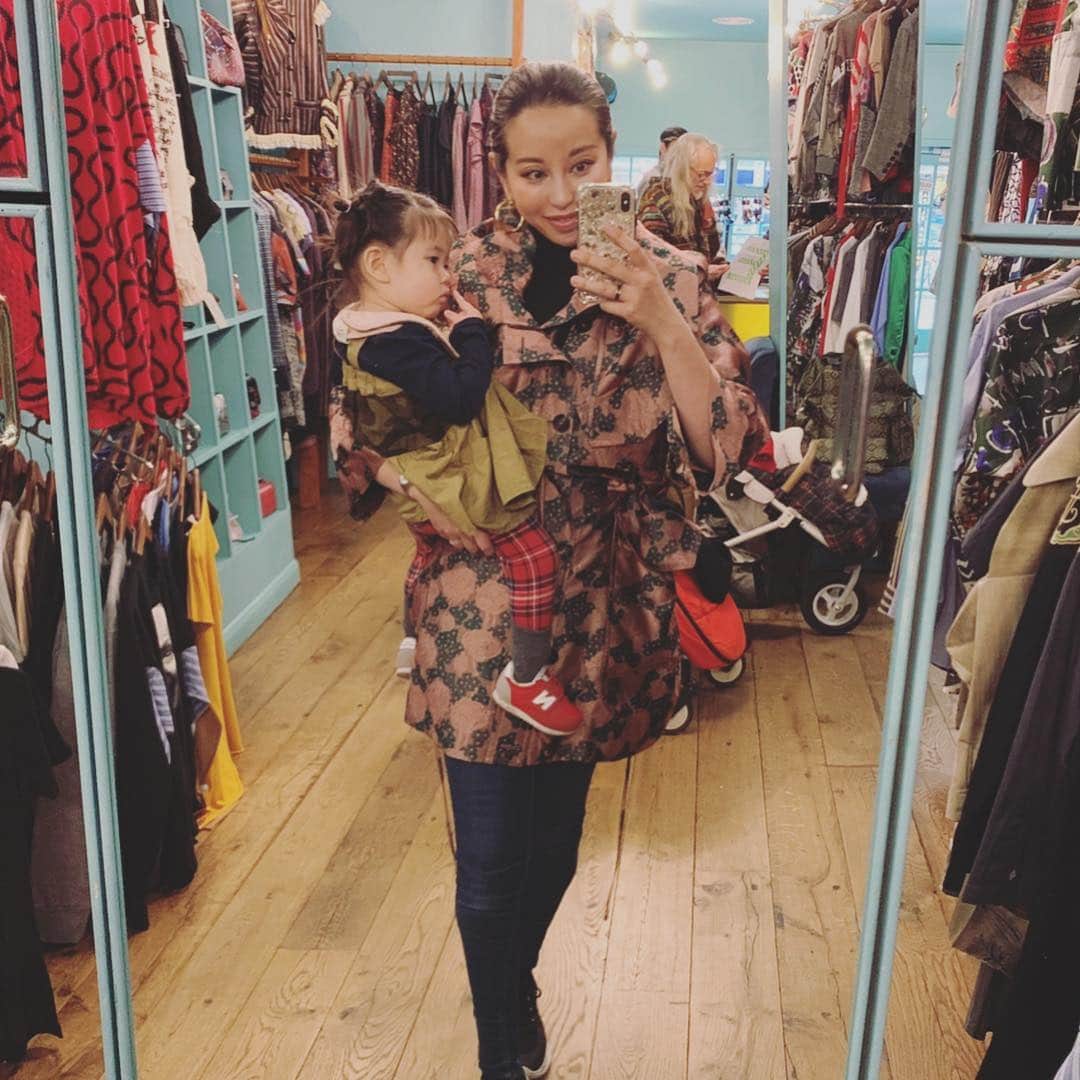 PINKYのインスタグラム：「Worlds End🕰💋 . @viviennewestwood の素敵なコートを着てWorlds Endでお買い物🧥💫 . ジュエリーを真剣に見つめる娘💎 . パパがねだられる日も近いでしょう👧🏻❤️👨🏻w . @tomocutz @hardrockhell ありがとうございました🙏❤️ ・・・ ・・・ #love #happy #family #mamalife #london #winterlondon #londonlife #viviennewestwood  #ヴィヴィアンウエストウッド  #worldsendshop」