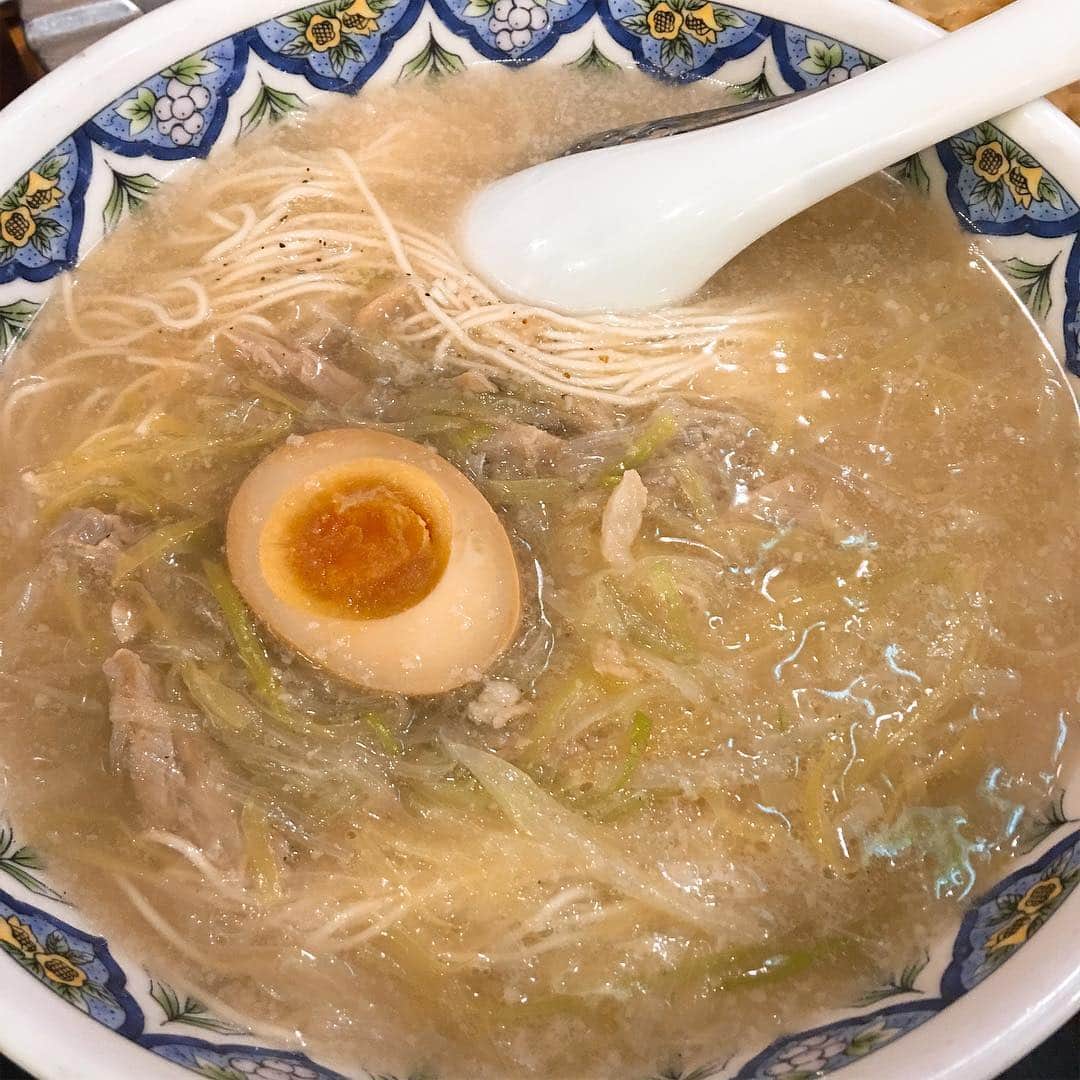のインスタグラム：「めちゃくちゃ久しぶりに揚州商人のねぎラーメン食べた。途中でラー油の具と黒酢入れて食べるのが好き。 #揚州商人 #ラーメン」