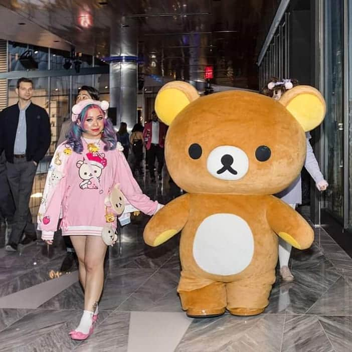 Rilakkuma US（リラックマ）さんのインスタグラム写真 - (Rilakkuma US（リラックマ）Instagram)「Rilakkuma had such fun partying at the @piqgifts Grand opening at @hudsonyards a free weeks ago! Here's a pic of Rilakkuma walking through the shopping complex in style with one of our staff! . . . #rilakkumaus #rilakkuma #sanx #mascot #kawaii #nyc #hudsonyards #piq #giftshop #newyork #リラックマ #サンエックス」3月29日 1時24分 - rilakkumaus