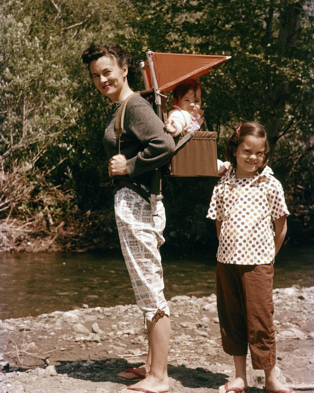 のインスタグラム：「#tbt to Kelty’s first attempt at a kid carrier in 1958. That’s Dick Kelty’s wife Nena giving it a test run with daughters Angie and Anita. We’ve come a long way since then. #lookscomfortable #keltybuilt #keltykids #builtforplay」