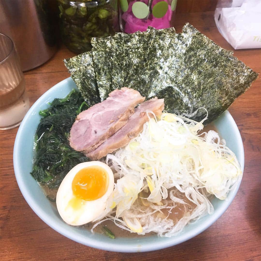 のインスタグラム：「ほうれん草とネギを増すとスープがぬるくなるんだけどついトッピングしてしまう。 #武蔵家 #家系ラーメン」