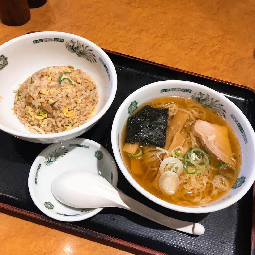 のインスタグラム：「日高屋の半ラーメン半チャーハン。なんとなく食べ物写真一気にあげましたけど、そりゃ私太るよ。 #日高屋」