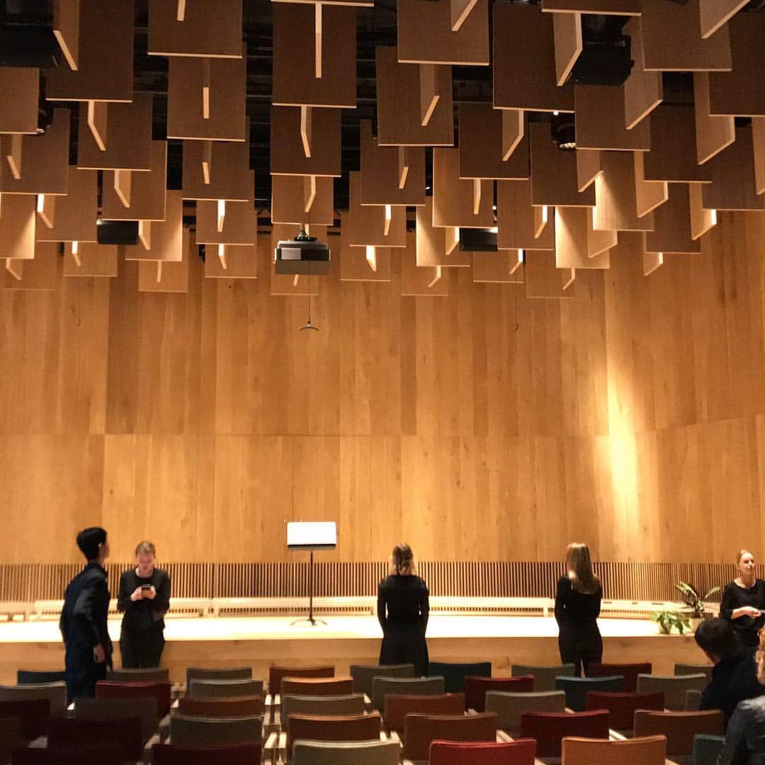巻上公一さんのインスタグラム写真 - (巻上公一Instagram)「ホールでは、合唱の練習をしていました。 と言うことはまさか」3月29日 1時20分 - koichimakigami