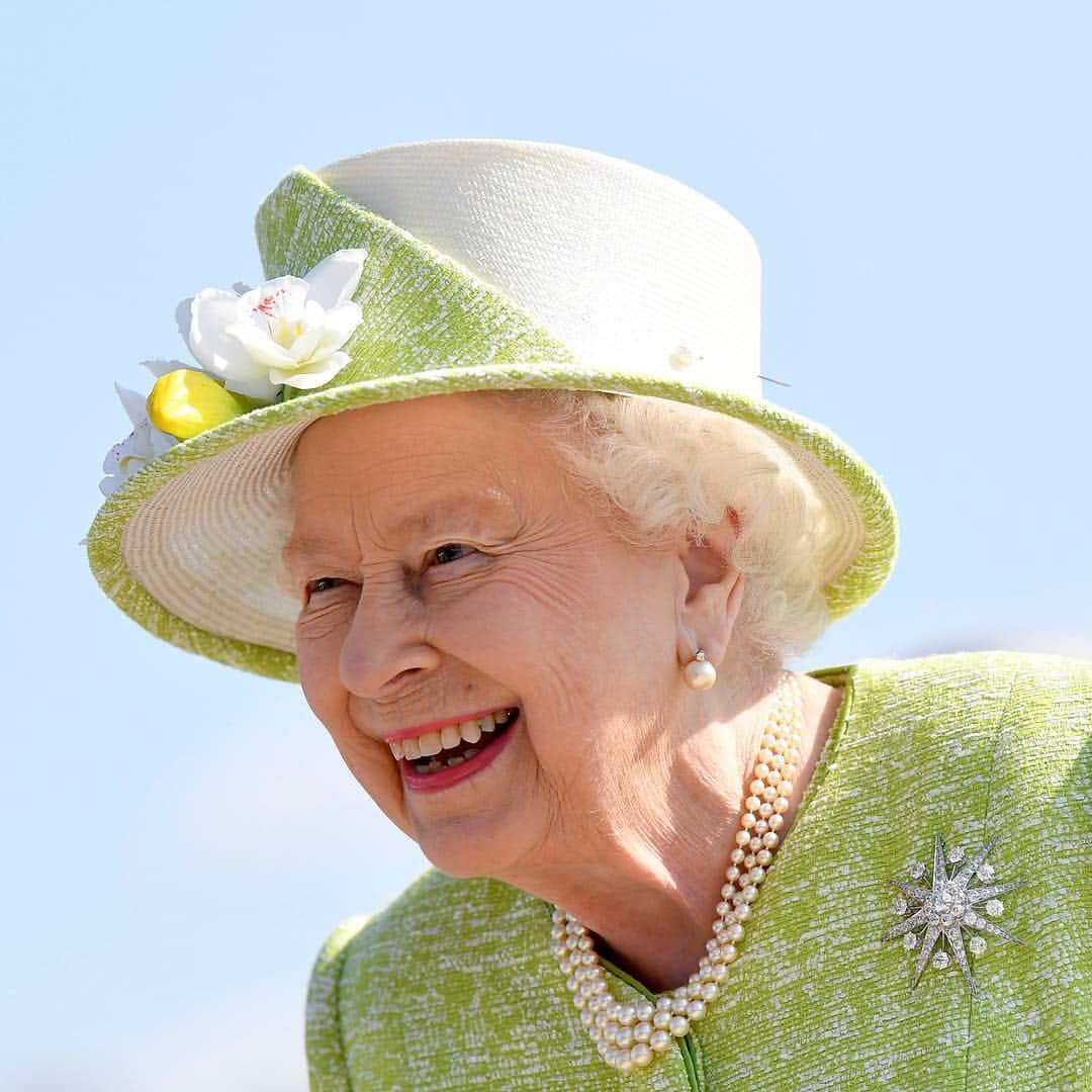 ロイヤル・ファミリーさんのインスタグラム写真 - (ロイヤル・ファミリーInstagram)「The Queen visited Bruton in Somerset today, where she officially opened the new music centre at @kingsbruton school, to mark their 500th anniversary.  Whilst there, Her Majesty named @aspolice’s newest recruit - a horse named Windsor.  The last visit of the day was to @hauserwirth gallery in Somerset which showcases the surrounding landscape through art, viewing the current exhibitions before meeting schoolchildren taking part in a creative session.  #RoyalVisitSomerset 📷1 &3 Press Association」3月29日 1時25分 - theroyalfamily