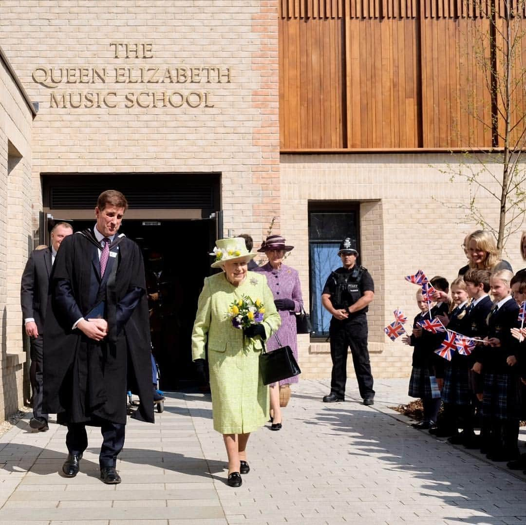 ロイヤル・ファミリーさんのインスタグラム写真 - (ロイヤル・ファミリーInstagram)「The Queen visited Bruton in Somerset today, where she officially opened the new music centre at @kingsbruton school, to mark their 500th anniversary.  Whilst there, Her Majesty named @aspolice’s newest recruit - a horse named Windsor.  The last visit of the day was to @hauserwirth gallery in Somerset which showcases the surrounding landscape through art, viewing the current exhibitions before meeting schoolchildren taking part in a creative session.  #RoyalVisitSomerset 📷1 &3 Press Association」3月29日 1時25分 - theroyalfamily