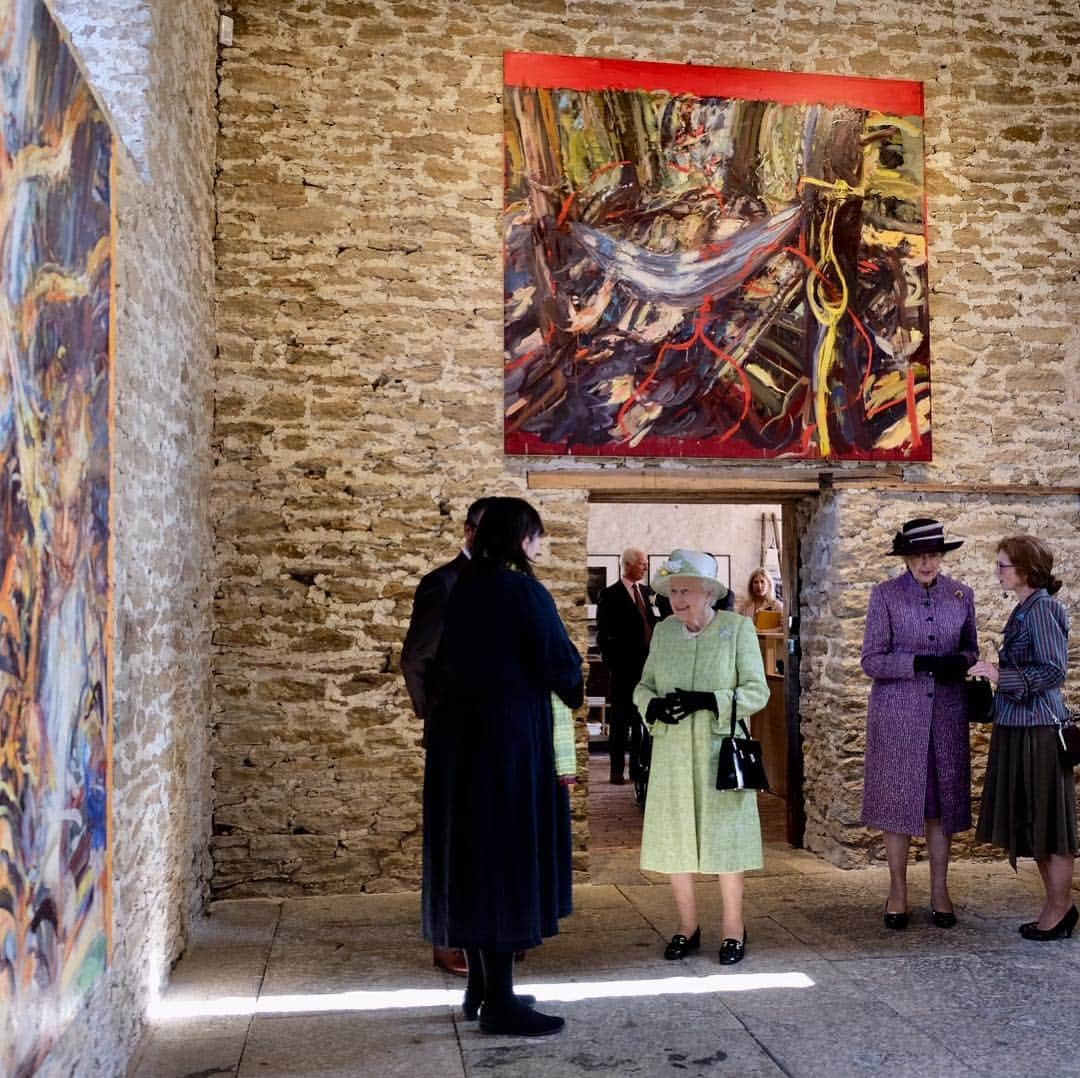 ロイヤル・ファミリーさんのインスタグラム写真 - (ロイヤル・ファミリーInstagram)「The Queen visited Bruton in Somerset today, where she officially opened the new music centre at @kingsbruton school, to mark their 500th anniversary.  Whilst there, Her Majesty named @aspolice’s newest recruit - a horse named Windsor.  The last visit of the day was to @hauserwirth gallery in Somerset which showcases the surrounding landscape through art, viewing the current exhibitions before meeting schoolchildren taking part in a creative session.  #RoyalVisitSomerset 📷1 &3 Press Association」3月29日 1時25分 - theroyalfamily