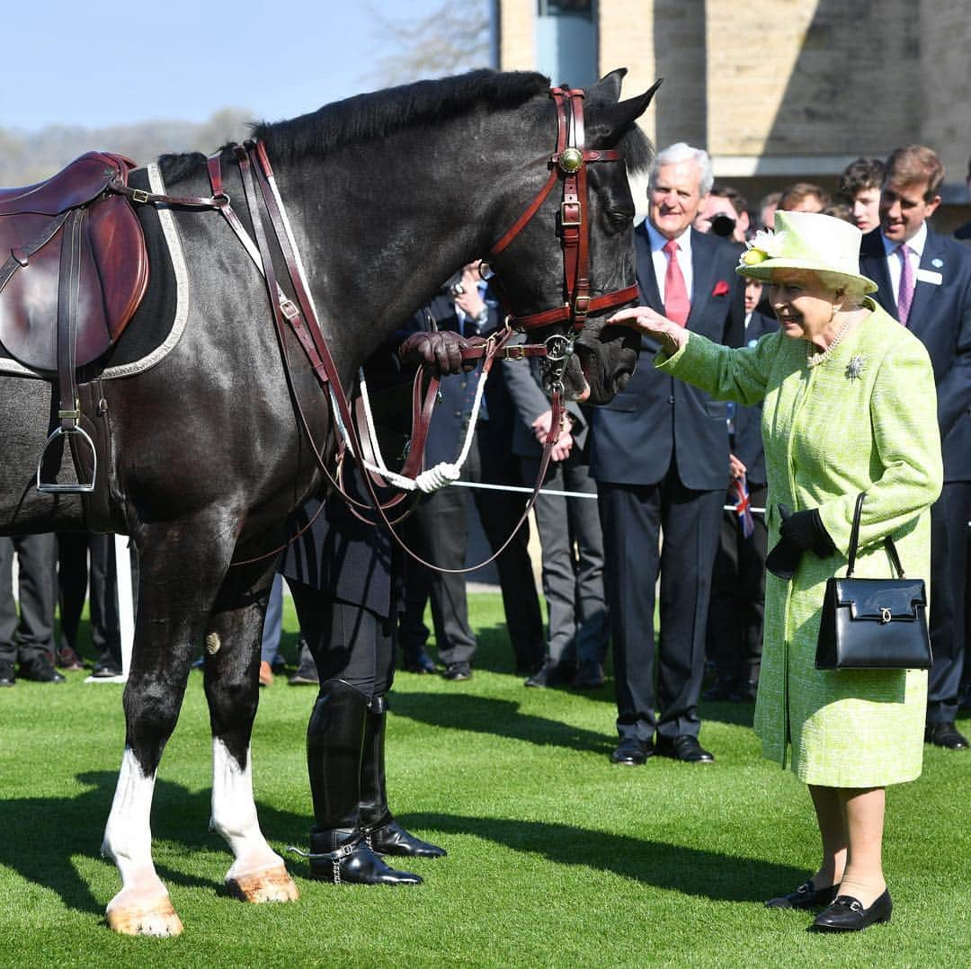 ロイヤル・ファミリーさんのインスタグラム写真 - (ロイヤル・ファミリーInstagram)「The Queen visited Bruton in Somerset today, where she officially opened the new music centre at @kingsbruton school, to mark their 500th anniversary.  Whilst there, Her Majesty named @aspolice’s newest recruit - a horse named Windsor.  The last visit of the day was to @hauserwirth gallery in Somerset which showcases the surrounding landscape through art, viewing the current exhibitions before meeting schoolchildren taking part in a creative session.  #RoyalVisitSomerset 📷1 &3 Press Association」3月29日 1時25分 - theroyalfamily