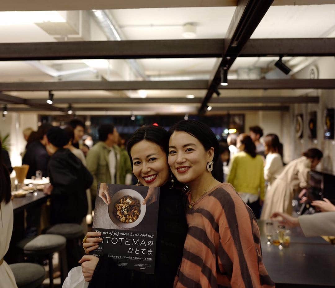 桃生亜希子のインスタグラム：「なおちゃん @naokotanijiri_hasegawa の本が出版されると聞いて、飛んできたよ。  久しぶりのみんなと本を掲げて。 シャンパン🍾🥂で乾杯！ 素敵すぎるPARTY✨  かれこれ20年近く知っているなおちゃんは、努力の人。  色々な時を経て、素晴らしいパートナーと 最高に可愛い息子に囲まれ、今本当に輝いてるね✨  明日のお弁当に、早速作ってみるよ❤️ おめでとう㊗️🎉🎊 また遊びにきてね😘 #hitotema  #hitotemaのひとてま」