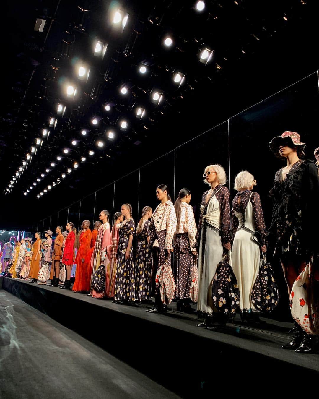SELF PORTRAITさんのインスタグラム写真 - (SELF PORTRAITInstagram)「Opening Bangkok International Fashion Week with my BFF @vatanika」3月29日 1時30分 - mrselfportrait