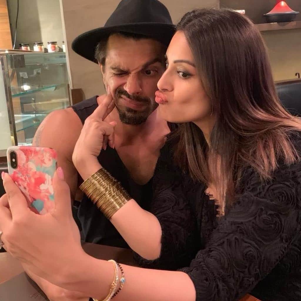 ビパシャ・バスーさんのインスタグラム写真 - (ビパシャ・バスーInstagram)「Taking a selfie with this one  @iamksgofficial is an art... he never keeps a straight face... today for once I got few pics, courtesy @jannatkhan1618 ... but not the selfies🙈 #monkeylove」3月29日 1時50分 - bipashabasu