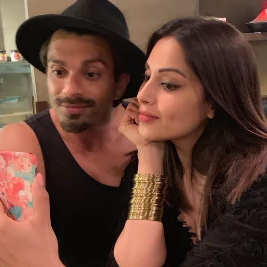 ビパシャ・バスーさんのインスタグラム写真 - (ビパシャ・バスーInstagram)「Taking a selfie with this one  @iamksgofficial is an art... he never keeps a straight face... today for once I got few pics, courtesy @jannatkhan1618 ... but not the selfies🙈 #monkeylove」3月29日 1時50分 - bipashabasu