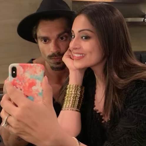 ビパシャ・バスーさんのインスタグラム写真 - (ビパシャ・バスーInstagram)「Taking a selfie with this one  @iamksgofficial is an art... he never keeps a straight face... today for once I got few pics, courtesy @jannatkhan1618 ... but not the selfies🙈 #monkeylove」3月29日 1時50分 - bipashabasu
