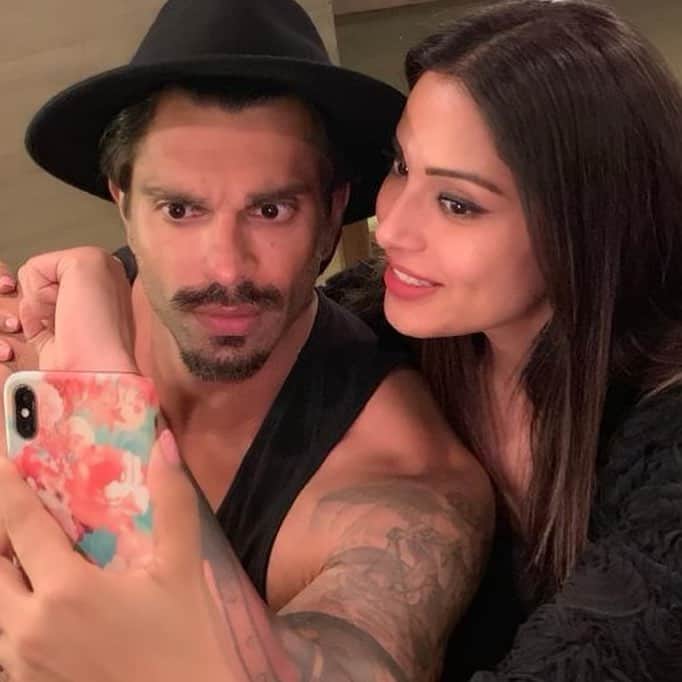 ビパシャ・バスーさんのインスタグラム写真 - (ビパシャ・バスーInstagram)「Taking a selfie with this one  @iamksgofficial is an art... he never keeps a straight face... today for once I got few pics, courtesy @jannatkhan1618 ... but not the selfies🙈 #monkeylove」3月29日 1時50分 - bipashabasu