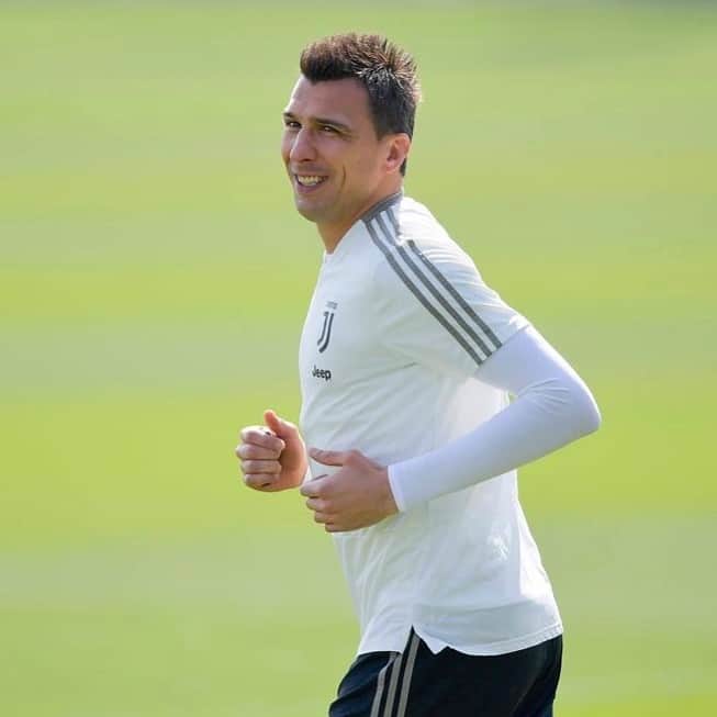 マリオ・マンジュキッチのインスタグラム：「#training #forzajuve #finoallafine #neverstop #stepbystep #mm17🌪」