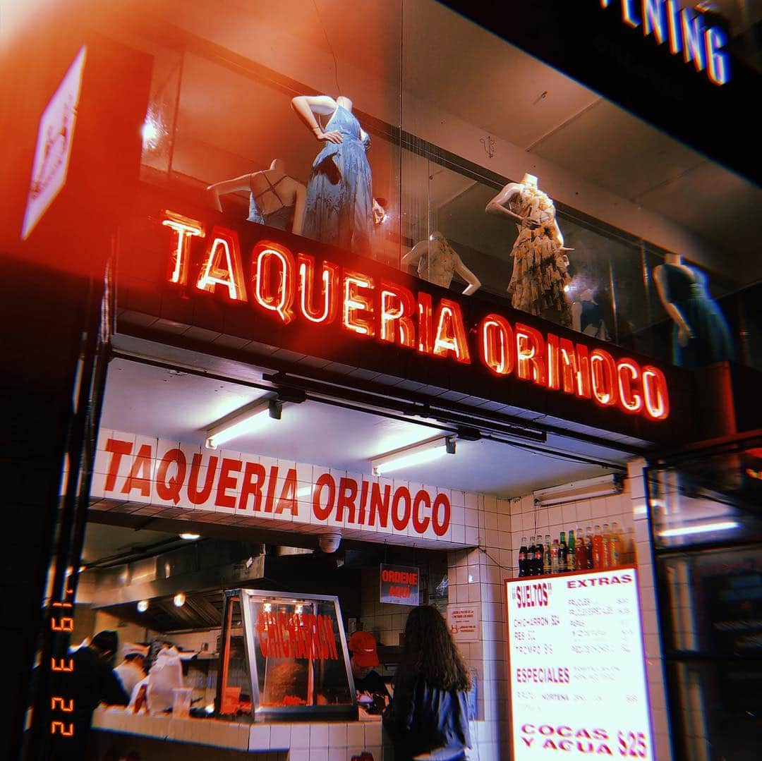 落合健太郎さんのインスタグラム写真 - (落合健太郎Instagram)「#mexico  フーリオさんのお店は かなりの有名店で 世界中からレコードを求めて 様々な人が訪れる。 すごく気さくな人で、 色々とメキシコの音楽事情について教えて頂いた。 お店の一番目立つところに “OSAKAN HOT 100” NISHIDANCIN’ステッカーを。 お店でどこかでみたことあるブーツをゲット。 安かった😁 そして、お店近くのマーケット散策から、夜中にスカパラの 皆さんが到着し、昼間行った タコス屋さんにいると連絡をもらいUberで駆け付けた。 Uber、海外ではめちゃくちゃ便利。 そして、メンバーと。 会えてホッとした〜。 #monterrey  #tokyoskaparadiseorchestra  #オチ旅」3月29日 12時53分 - dj_ochiken1117