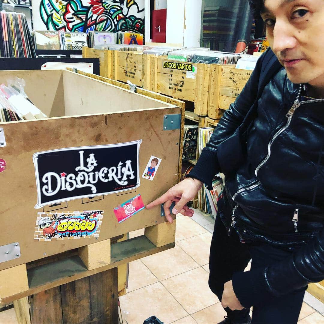 落合健太郎さんのインスタグラム写真 - (落合健太郎Instagram)「#mexico  フーリオさんのお店は かなりの有名店で 世界中からレコードを求めて 様々な人が訪れる。 すごく気さくな人で、 色々とメキシコの音楽事情について教えて頂いた。 お店の一番目立つところに “OSAKAN HOT 100” NISHIDANCIN’ステッカーを。 お店でどこかでみたことあるブーツをゲット。 安かった😁 そして、お店近くのマーケット散策から、夜中にスカパラの 皆さんが到着し、昼間行った タコス屋さんにいると連絡をもらいUberで駆け付けた。 Uber、海外ではめちゃくちゃ便利。 そして、メンバーと。 会えてホッとした〜。 #monterrey  #tokyoskaparadiseorchestra  #オチ旅」3月29日 12時53分 - dj_ochiken1117