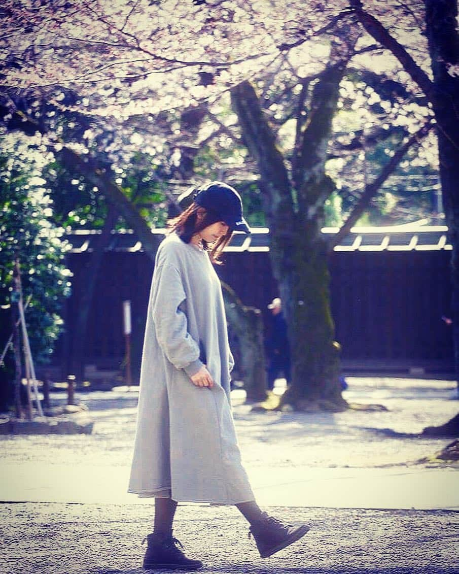 坪井安奈さんのインスタグラム写真 - (坪井安奈Instagram)「#お花見コーデ お花見には、桜に合わせたふわっとした女の子らしいコーデも可愛いけど、桜を引き立てるカジュアルも良き。 photo by @mori2hk . #sakura #sakurablossom  #ootd #ohanami #tokyolife  #コーディネート #カジュアルコーデ #桜 #桜🌸  #お花見スポット  #東京観光  #お花見🌸 #お花見」3月29日 12時47分 - tsuboianna