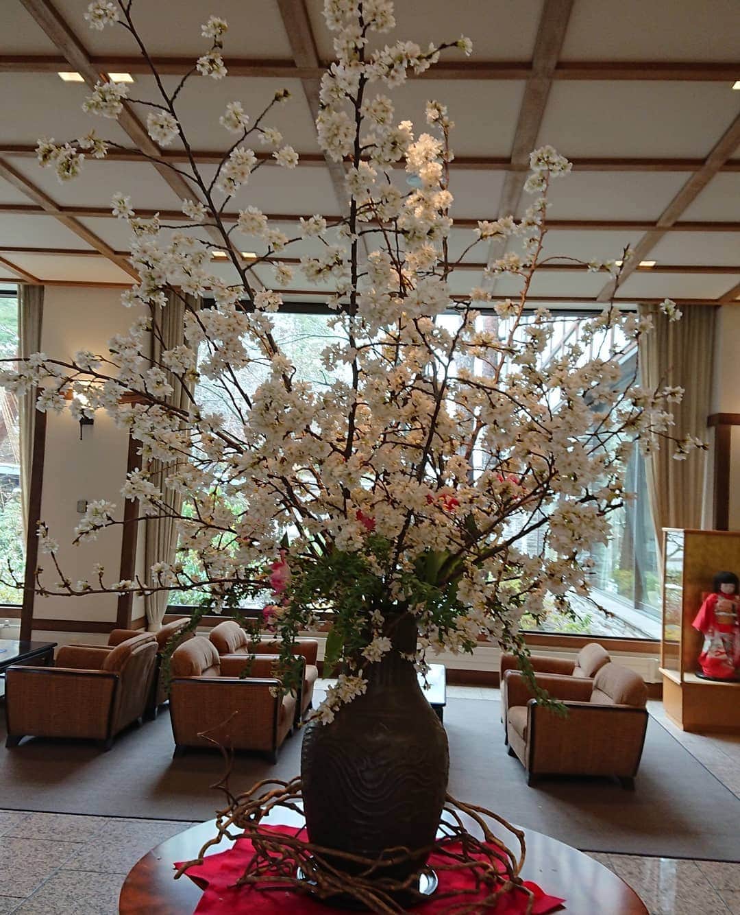 上林ホテル仙壽閣さんのインスタグラム写真 - (上林ホテル仙壽閣Instagram)「ロビーには一足も二足も早く桜が満開となりました。実は外はうっすらと雪化粧となっています。#なごり雪 #温泉 #桜 #上林ホテル仙壽閣 #japan #nagano #onsen #senjukaku #写真を撮ってる人と繋がりたい」3月29日 12時49分 - k_senjukaku