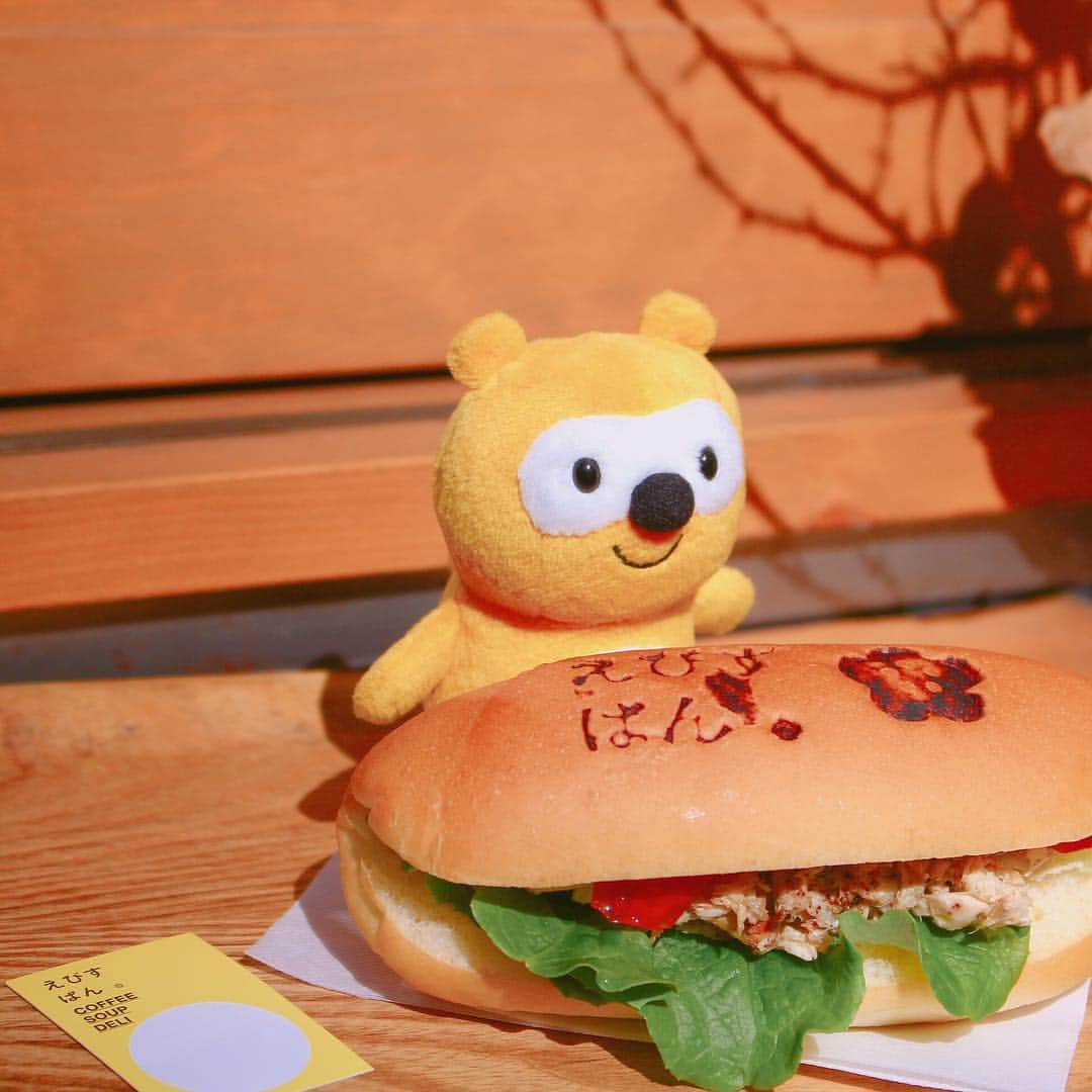 ポンタのインスタグラム：「. ふぅ～ ひとやすみ、ひとやすみ🌭☕️ . . 3月も、もう終わりだね😲！ . . 鼻歌をうたいながらお散歩したり、 ごろんとお昼寝したり・・・😪⭐️. . . たまにはゆっくり休んでね💓. . . . . #ponta #ポンタ #ポンスタグラマー #ポンタのポンスタグラマーへの道 #ポンスタグラム #撮りポン #えびすぱん #コッペパン #恵比寿カフェ #恵比寿ランチ #東京パン屋 #東京ベーカリー #パン大好き #コッペパン同盟 #パン屋さん巡り #パンのある暮らし #ぬい撮り #ちょっこりさん #フォトジェニック #インスタ映え #写真好きな人と繋がりたい #instafood #foodstagram #tokyocafe #ebisu」