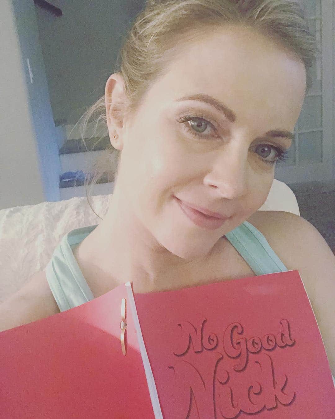メリッサ・ジョーン・ハートさんのインスタグラム写真 - (メリッサ・ジョーン・ハートInstagram)「Homework! Last script of the season as we wrap up Season 1 of #NoGoodNick which launches April 15th Worldwide on @netflix. Check out my earlier post for the trailer. @netflixfamily」3月29日 11時24分 - melissajoanhart