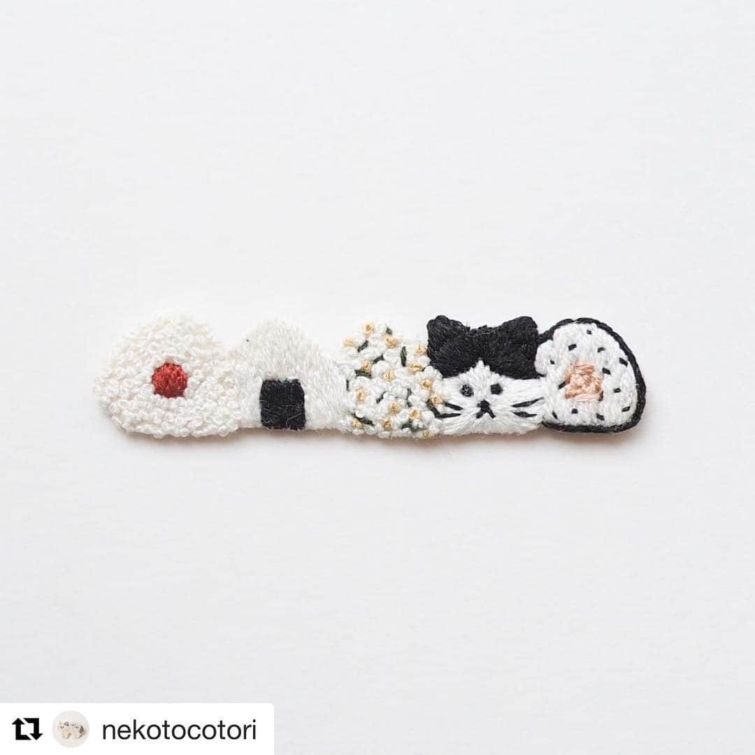 ねこさんのインスタグラム写真 - (ねこInstagram)「かわいいな、かわいいな🍙 @nekotocotori さんの刺繍アイテムだいすき😊💕🍙よーく見るとご飯のつぶつぶ感がすごーく細かいの🤤🍙✨ #Repost @nekotocotori with @get_repost ・・・ 【ならんだおにぎり】 : ねこのきもちWEB MAGAZINEさんに、 neko to cotoriの紹介をして頂きました。 https://cat.benesse.ne.jp/lovecat/content/?id=34373 ホームページにリンク貼ってます。 (ホームページはプロフィールにリンク貼ってます。 ややこしい💦) 【追記】 ややこしいので、プロフィールにリンク貼りました お時間ありましたら、よろしくお願いします✨ : とても素敵にご紹介頂き嬉しいです💕 @inunekome さんありがとうございました😊 : #刺繍 #手刺繍 #ハンドメイド #猫雑貨 #てづくり #猫 #handmade #ねこ #刺繍ブローチ #猫刺繍ブローチ #刺繍アクセサリー #embroidery #ブローチ #nekotocotori  #brooch」3月29日 11時25分 - neko_magazine