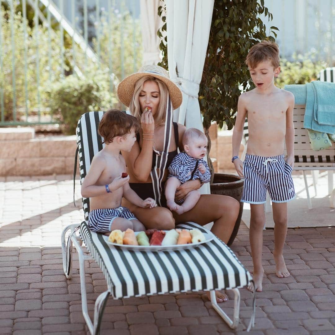 Cara Van Brocklinさんのインスタグラム写真 - (Cara Van BrocklinInstagram)「Off the plane and straight to the pool at @arizonagrand ⛱ ! And we are currently in bed eating Chipotle because we were all too exhausted to leave again once we got back to the hotel room 😂.」3月29日 11時37分 - caraloren
