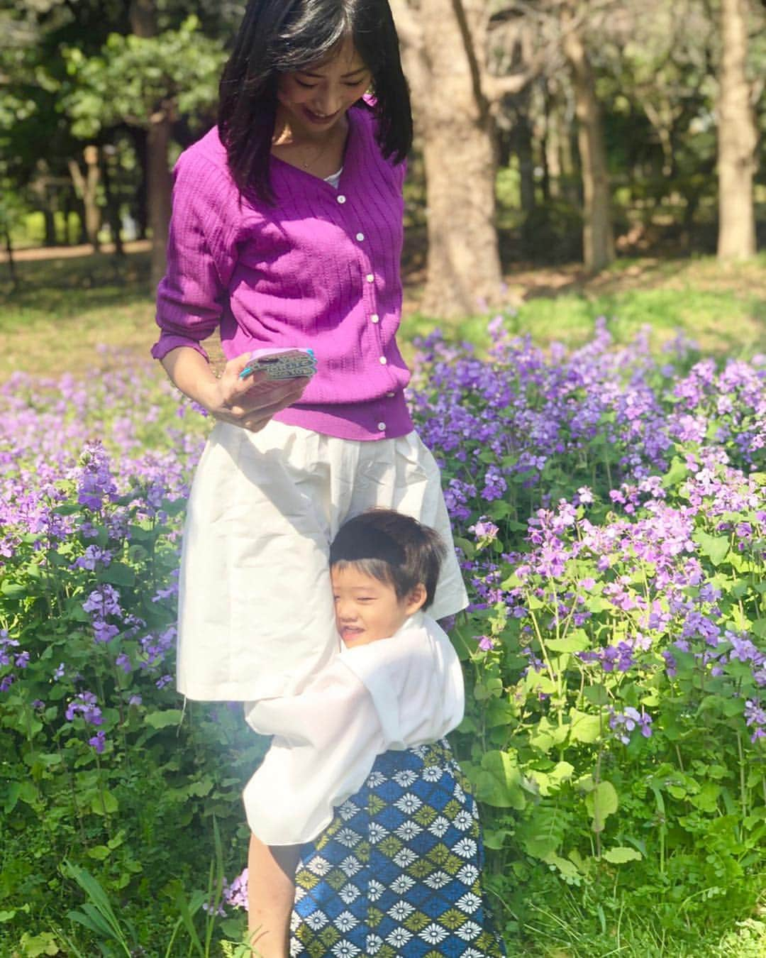 桜井未来さんのインスタグラム写真 - (桜井未来Instagram)「知らない中国人らしきご婦人に、息子と一緒に写真を撮らせてと、多分中国語で話しかけられ（笑）息子をお貸しし😂（笑）ついでに@nonononononon03 ちゃんと3人の写真も撮って貰いました😊💓（笑） ・ ・ ・  #花見 #お花見 #桜 #袴 #和服 #着物 #sakura #kimono #北の丸公園  #ママ #男の子ママ #子育て #成長記録 #baby #ママ友募集 #赤ちゃんのいる生活 #ママサークル #ママイベント #ママ会 #都内ママ #ベビスタグラム #mamagirl #ベビフル #コドモダカラ #コドモノ #ママリ #親バカ部 #新米ママ東京部」3月29日 11時32分 - miki.sakurai0214