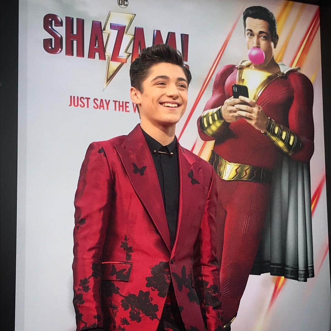 Warner Bros. Picturesさんのインスタグラム写真 - (Warner Bros. PicturesInstagram)「Every hero has a secret. @Asherangel is on the #SHAZAM! red carpet!」3月29日 11時34分 - wbpictures