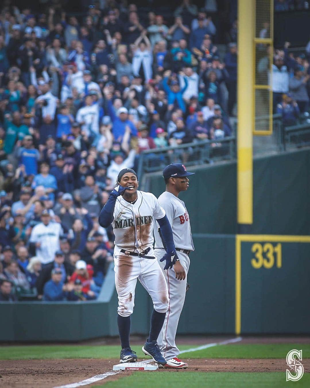 シアトル・マリナーズさんのインスタグラム写真 - (シアトル・マリナーズInstagram)「Fun evening at @tmobilepark. 🤙😁」3月29日 11時43分 - mariners