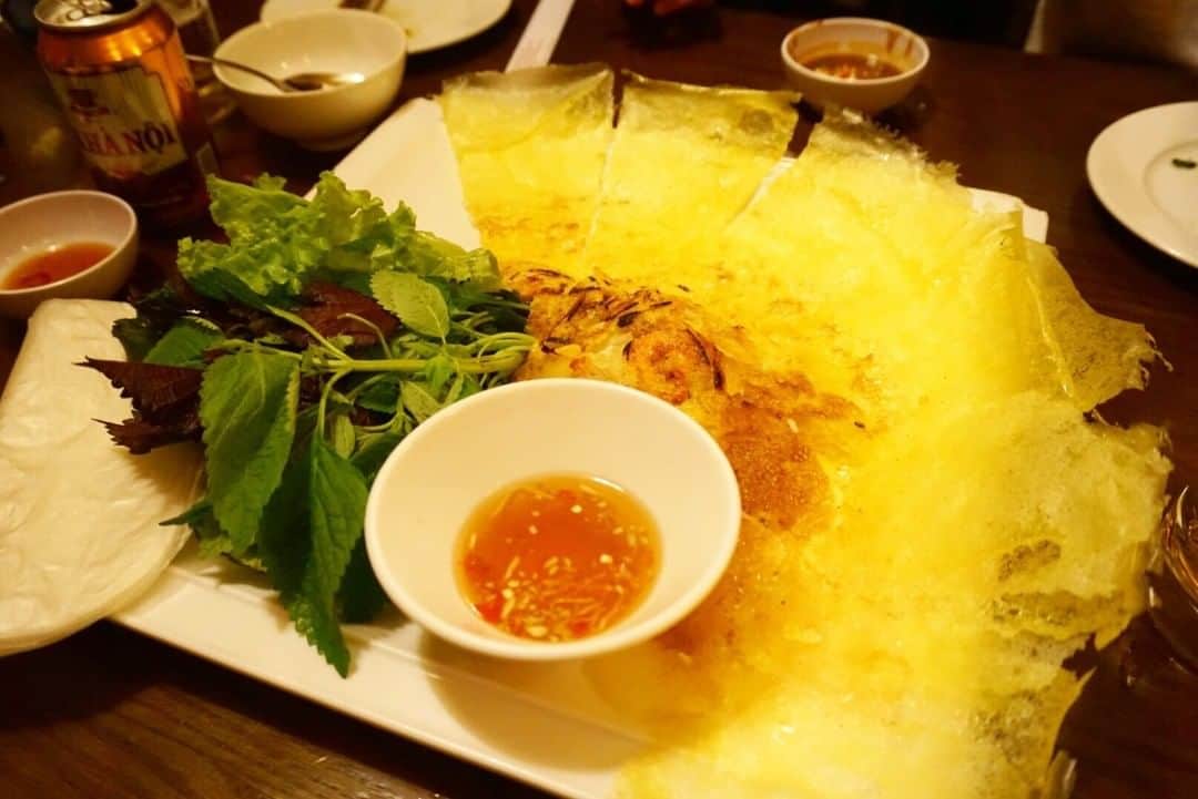イモトのWiFiのインスタグラム：「. ベトナム風お好み焼きのバインセオ。 具材がたっぷり入ったパリパリの生地を お好みの野菜と一緒にライスペーパーで巻いて、 チリソースをつけて食べるんです＾＾ ボリューム満点も最高な一品☆ . . #イモトのWiFi#羽田空港#成田空港#海外旅行#タイ#タイ旅行#タイ料理#ベトナム#観光地#ベトナム旅行#ベトナム料理#タビジョ#旅行コーデ#旅行#旅行好きな人と繋がりたい#旅好き#フォトジェニック#休日#おでかけ#旅したくなるフォト#タイ国際空港#旅女#マイトリ#トリップ#ひとり旅#旅行大好き#バックパッカー女子#女一人旅#一人旅#世界遺産」