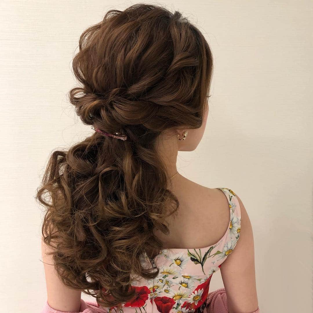 のインスタグラム：「先日のお客様。 くるくるボリュームネオハーフアップ。  #ヘアメイク #ヘアセット #ヘアアレンジ #ヘアスタイル #銀座#美容師 #ウェディング#ウェディングヘア #ブライダル#ブライダルヘア #結婚式#プレ花嫁#花嫁#前撮り#着物#浴衣 #シニヨン#ダウン#ダウンスタイル#編み込み#ヘアメイクリハーサル #bride#bridehair#bridal#updo#upstyle」