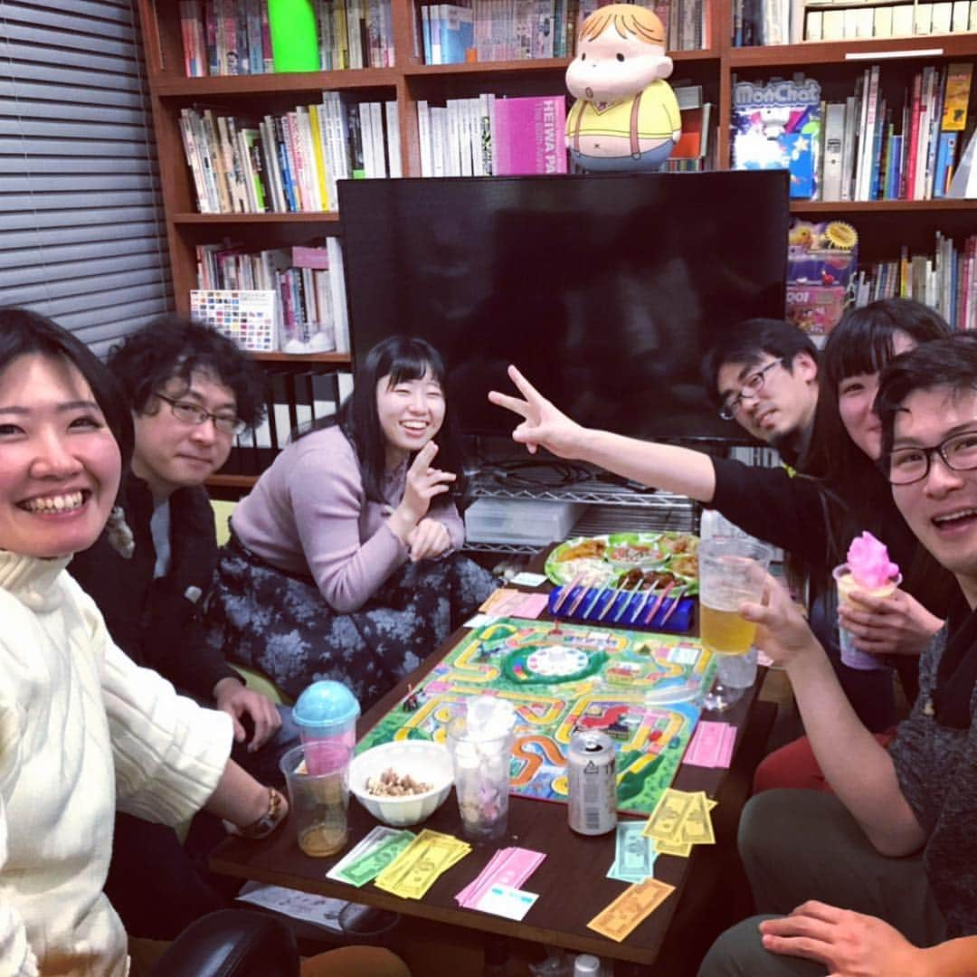 kanikapilaさんのインスタグラム写真 - (kanikapilaInstagram)「先日の会社内花見の様子です！  バイトのみくのしんが作る辛いカレーやおつまみをつつきながらみんなで人生ゲームをしたりしました！！ おそらく世界で一番平和だった。  #花見 #会社花見 #社内飲酒 #人生ゲーム #遊び #遊ぶ #お酒 #花より男子 #息抜き #ゆっくり #楽しい #日常 #カニカピラ #kanikapila #カニスタグラム #東京 #中目黒 #デザイン事務所 #インスタおじさん」3月29日 11時39分 - kanikapila_design