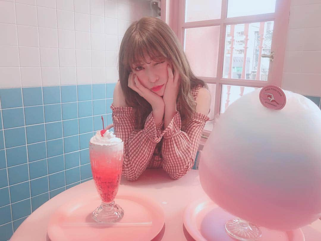 吉田朱里さんのインスタグラム写真 - (吉田朱里Instagram)「今月号の @ray.magazine は 韓国特集だよー💖 . 私も実際韓国に行って コスメを大量に買ってきました💕 . 読者プレゼント用にも お揃いのコスメいーっぱい 買って帰ってきたので ぜひ今月号のRay チェックしてね👀💖 . #韓国コスメ #メイク #韓国」3月29日 11時40分 - _yoshida_akari