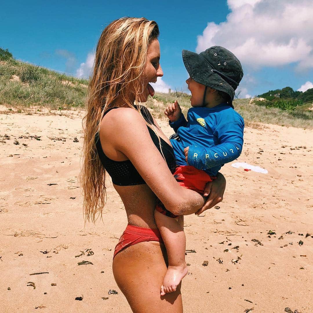 アラナ・ブランチャードのインスタグラム：「Episode 4 of “Happy Waves” is out and about. Check it out to see my birthday surprise and our training camp.」