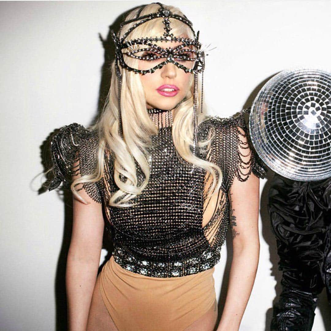 エリクソンビーモンさんのインスタグラム写真 - (エリクソンビーモンInstagram)「Happy birthday #ladygaga  Lady Gaga in #ericksonbeamon #mask and #bodypiece」3月29日 11時50分 - ericksonbeamon