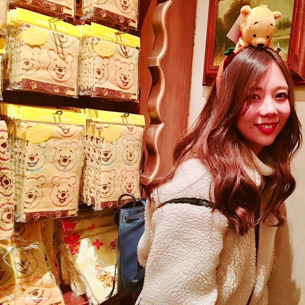 西村季里子さんのインスタグラム写真 - (西村季里子Instagram)「・ プーさんのカチューシャ🐝❤️❤️❤️ え、これ食べられてる、で合ってるのかな😌？ ハニーハントとプーさんのお店は 昔からなんか好き〜〜🧸💓💓 ももちゃんおススメのハニー味🍯 ポップコーンもうましだった🍿 #ディズニー#ディズニーランド#ランド #東京ディズニーランド#35周年  #disneyland #disney #land #プーさん #プー#pooh #winniethepooh  #カチューシャ#食べられてる#すごい構図 #ハニーハント#ハニー味#ポップコーン #🍯#🍿#🐻#🧸#🐭#🏰#follow#followme」3月29日 11時50分 - kiriko_nishimura