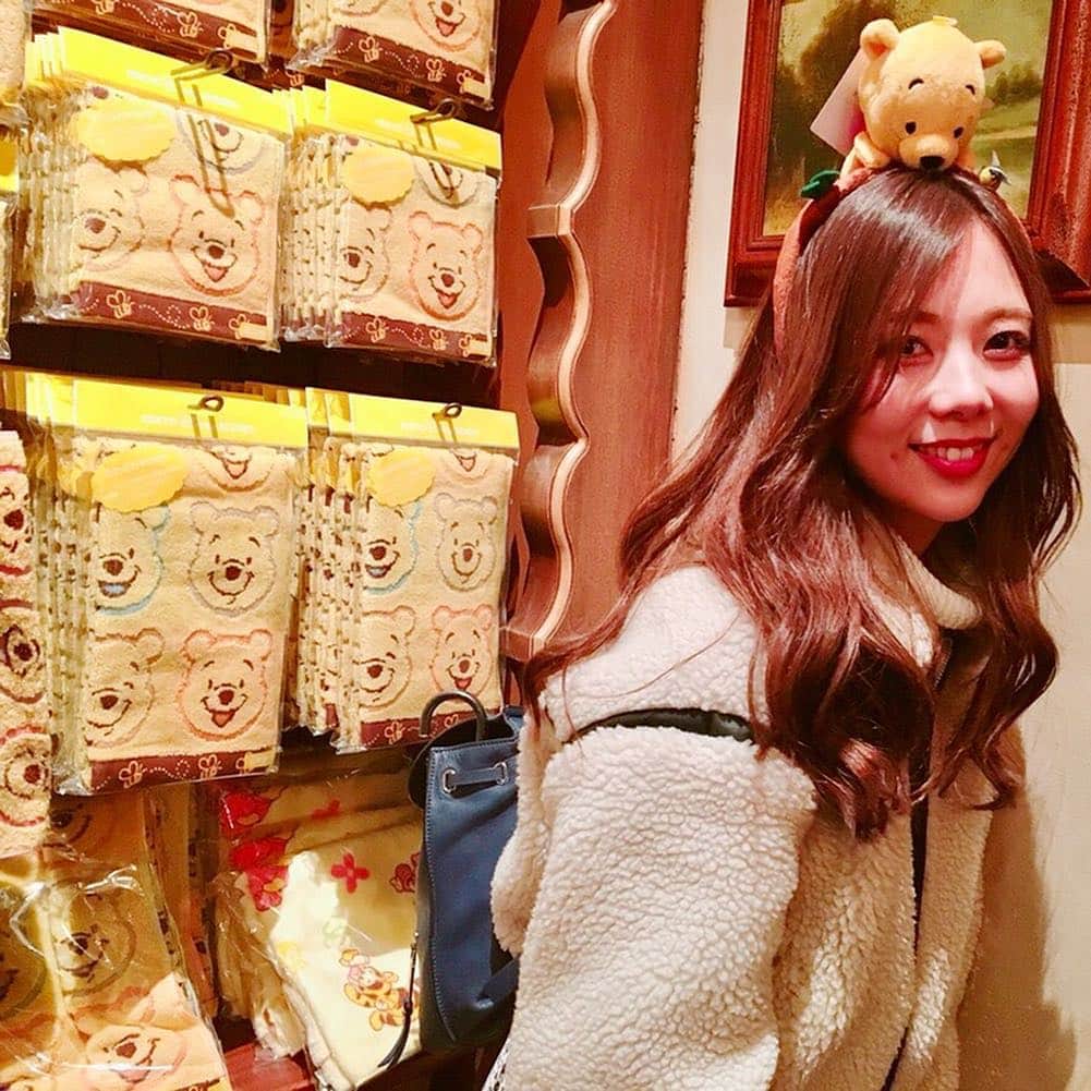 西村季里子のインスタグラム：「・ プーさんのカチューシャ🐝❤️❤️❤️ え、これ食べられてる、で合ってるのかな😌？ ハニーハントとプーさんのお店は 昔からなんか好き〜〜🧸💓💓 ももちゃんおススメのハニー味🍯 ポップコーンもうましだった🍿 #ディズニー#ディズニーランド#ランド #東京ディズニーランド#35周年  #disneyland #disney #land #プーさん #プー#pooh #winniethepooh  #カチューシャ#食べられてる#すごい構図 #ハニーハント#ハニー味#ポップコーン #🍯#🍿#🐻#🧸#🐭#🏰#follow#followme」