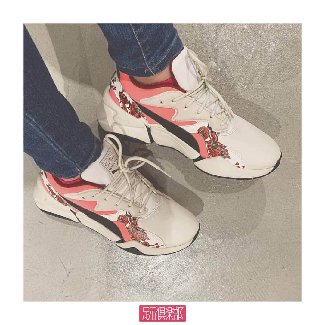 のインスタグラム：「NYを中心に活動する新進気鋭のアーティスト・Sue Tsaiと「PUMA」によるコラボレーションモデル[NOVA]。アッパーに描かれた花には蕾を模した爆弾を配置させ視覚的な楽しさを表現した逸足。 . (@manaka_putih )さんの足元倶楽部 . ブランド : PUMA × Sue Tsai モデル : NOVA . ▼今すぐフォローして最新情報をチェックしよう！ 【PUMA 公式アカウント】 ⇒#@puma . 【Sue Tsai 公式アカウント】 ⇒#@suetsai . #puma #suetsai #cali #pumabasket #nova #プーマ #足元倶楽部 #足元クラブ #足元くら部#足元#あしもと倶楽部 #スニーカー #スニーカーコーデ #スニーカー同好会 #キックス#靴 #コーディネート #スナップ #ファッションスナップ #ストリートスナップ #お気に入りの一足 #今日の逸足 #逸足 #운동화#kicks#newkicksday」
