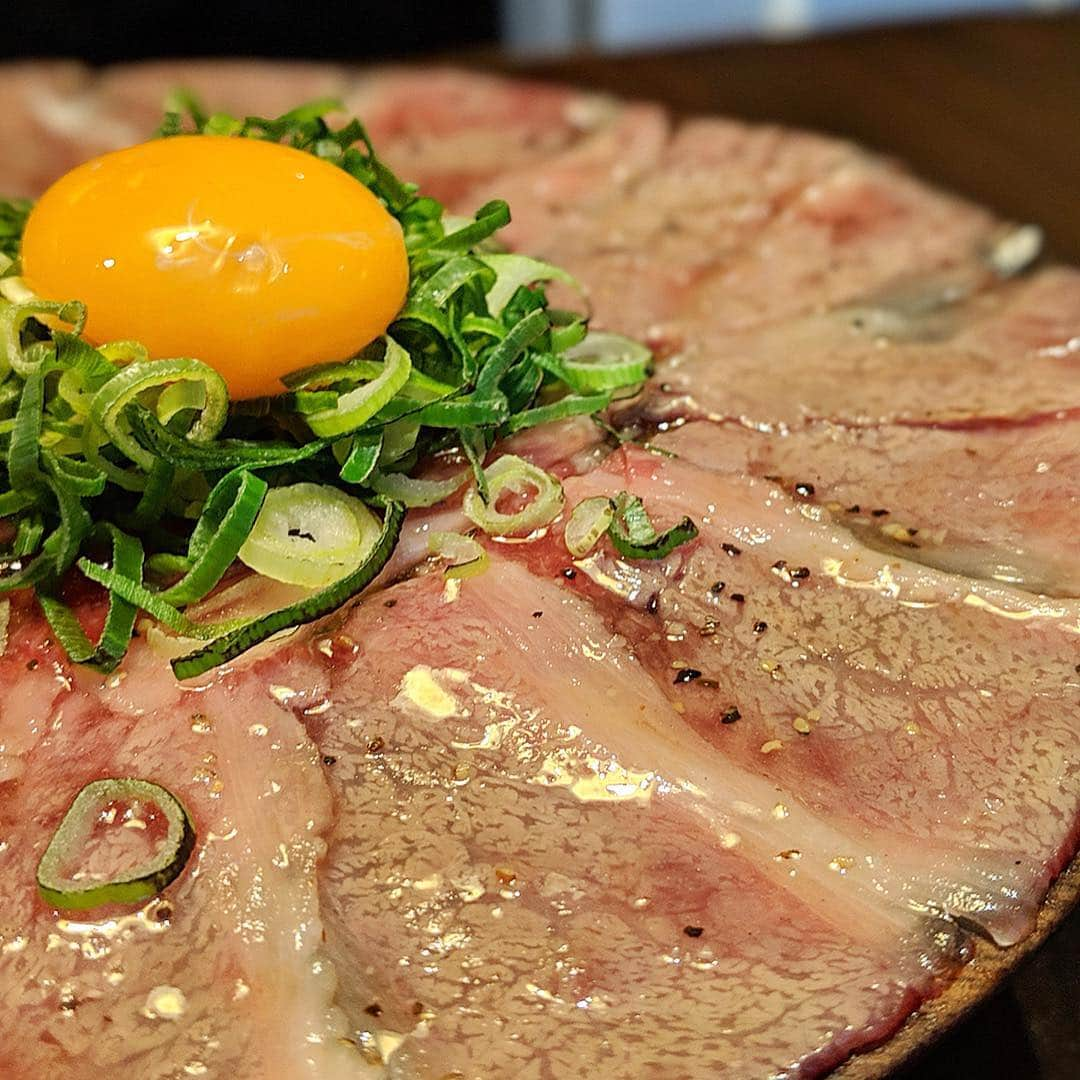 大見さなえさんのインスタグラム写真 - (大見さなえInstagram)「29の日なのでお肉載せます🍖 黒毛和牛の口溶け！塩"炙り"カルパッチョ☺️🥓 赤坂見附『Meet Meats 5BAL』 ・ 生肉が炙られて色が変わっていく光景って食欲そそる🤤🍖 (最後tiktokので載せてます✨) ・ 他にもお肉系多めで、炙り和牛のユッケのなめろうや 100%ビーフの"塊"ミートボムは 中とろとろ🤤💓 小さな鉄板で好みに焼いていただきます🍖 ・ バルで友達と気軽に行きやすいお店！ 映像映えしそうなもの多め(*^^*) ・ #5bal #バル #bal #dinner #食事ログ #29の日 #肉テロ #飯テロ #お肉 #肉 #meat #めぐログ_赤坂見附 #卵 #お肉料理 #肉の日」3月29日 12時01分 - tabe_megumi