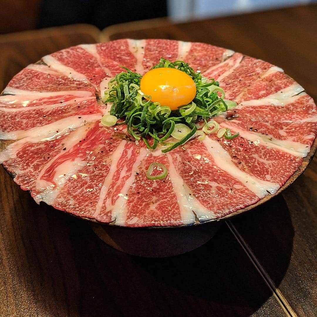 のインスタグラム：「29の日なのでお肉載せます🍖 黒毛和牛の口溶け！塩"炙り"カルパッチョ☺️🥓 赤坂見附『Meet Meats 5BAL』 ・ 生肉が炙られて色が変わっていく光景って食欲そそる🤤🍖 (最後tiktokので載せてます✨) ・ 他にもお肉系多めで、炙り和牛のユッケのなめろうや 100%ビーフの"塊"ミートボムは 中とろとろ🤤💓 小さな鉄板で好みに焼いていただきます🍖 ・ バルで友達と気軽に行きやすいお店！ 映像映えしそうなもの多め(*^^*) ・ #5bal #バル #bal #dinner #食事ログ #29の日 #肉テロ #飯テロ #お肉 #肉 #meat #めぐログ_赤坂見附 #卵 #お肉料理 #肉の日」