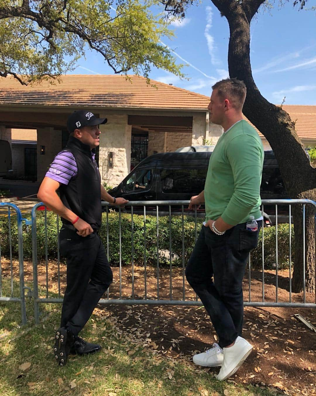 PGA TOURさんのインスタグラム写真 - (PGA TOURInstagram)「@jjwatt chatting it up with @justinthomas34 after his round Thursday in Austin.  #LiveUnderPar」3月29日 12時01分 - pgatour