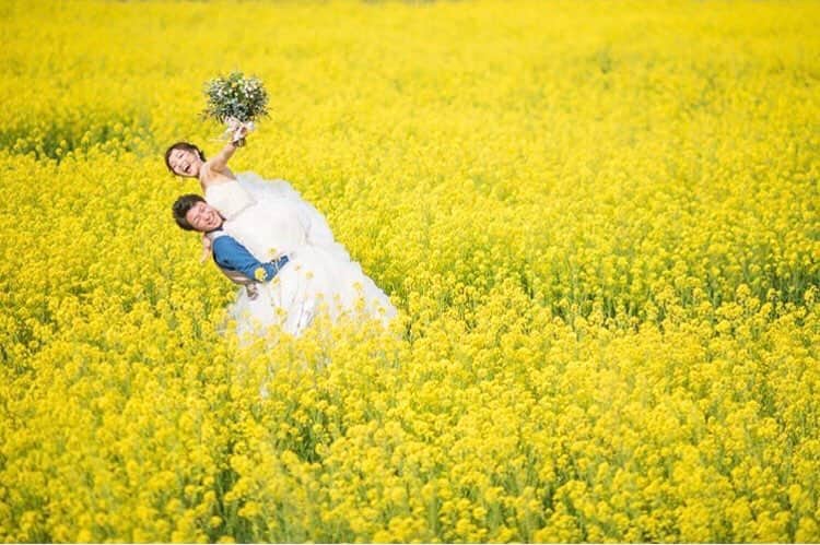 Choole 業界初、オンライン結婚式準備サービスさんのインスタグラム写真 - (Choole 業界初、オンライン結婚式準備サービスInstagram)「春らしい菜の花畑の中でのウェディングフォトです！ 抜群のロケーションに、 お2人の笑顔がとても素敵ですね☺️✨ ぜひ参考にしてみてください！  photo by @mikotosakagami ⠀ Choole（チュール）の公式サイトでは﻿⠀ 会場・ドレス・ヘアメイクなど﻿⠀ たくさんのアイテムをご紹介👗﻿⠀ ﻿⠀ @choole_wedding からHPをチェック✨﻿⠀ ﻿⠀ #花嫁#ウエディング#ウエディングドレス#花嫁準備#ブライダルフォト#プレ花嫁#卒花嫁#卒花#卒花嫁レポ#結婚#結婚式#結婚式準備#ウェディングドレス試着#ブーケ #関東花嫁#プレ花嫁準備#花嫁髪型#ウェディングブーケ#花嫁ヘア﻿⠀ #オリジナルドレス#オーダーメイド#全国のプレ花嫁さんと繋がりたい #全国のプレ花嫁と繋がりたい#全国のプレ花嫁さんとつながりたい#結婚式二次会#挙式#挙式レポ#挙式#ウェディングフォト#ナチュラルウェディング」3月29日 11時53分 - tokihana_wedding