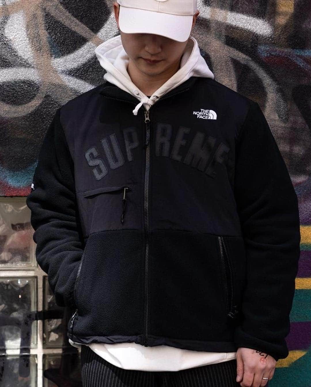 HYPEBEAST Japanさんのインスタグラム写真 - (HYPEBEAST JapanInstagram)「#hypebeaststyle : Supreme x THE NORTH FACE 2019年春夏コラボ購入直後のファンたちのスタイル。 Photo: @hypebeast」3月29日 11時54分 - hypebeastjp