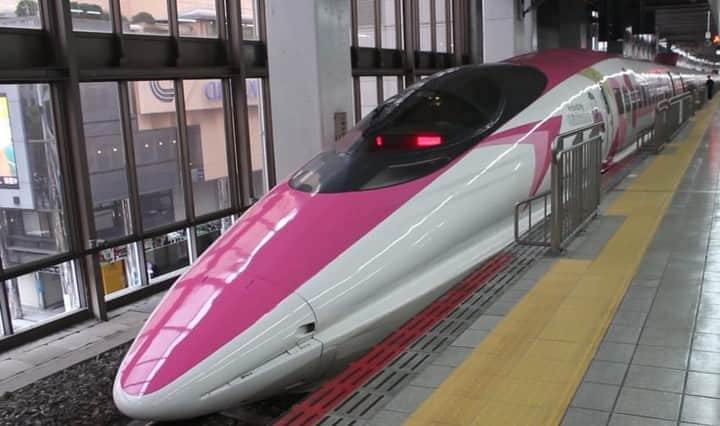 Taiken Japanのインスタグラム：「The Hello Kitty shinkansen bullet train was put into action on June 30th, 2018. 🚅 It was originally supposed to be a limited time sponsor but the train has kept running due to its popularity! 😍⁣ ⠀⠀⠀⠀⠀⠀⠀⠀⠀⁣ Photo credit: Alfie Blincowe⁣ ⠀⠀⠀⠀⠀⠀⠀⠀⠀⁣ Read more about this and other Japan destinations & experiences at taiken.co!⁣ ⠀⠀⠀⠀⠀⠀⠀⠀⠀⁣ #hellokitty #kittychan #shinkansen #bullettrain #trains #キティちゃん新幹線 #キティちゃん #sanrio #hakata #fukuoka #kyushu #lovejapan #japan #japan🇯🇵 #japantravel #japantravelphoto #japanese #japanlover #japanphotography #traveljapan #visitjapan ##japanlife #travel #travelgram #travelphotography #holiday #roamtheplanet #福岡 #九州 #新幹線」