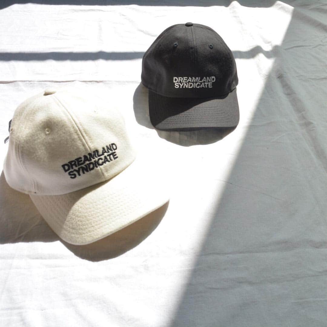 のインスタグラム：「. . DREAMLAND SYNDICATE . black cotton cap lot.DSC61801A / ¥6,000+tax . . white wool cap lot.DSC61801B / ¥7,000 . . #johnbull #johnbullprivatelabo #dreamlandsyndicate #cap #rogocap #newarrival #spring #2019ss #ジョンブル #ジョンブルプライベートラボ #ドリームランドシンジケート #ロゴキャップ #キャップ #春夏アイテム #春の新作 #2019春夏」