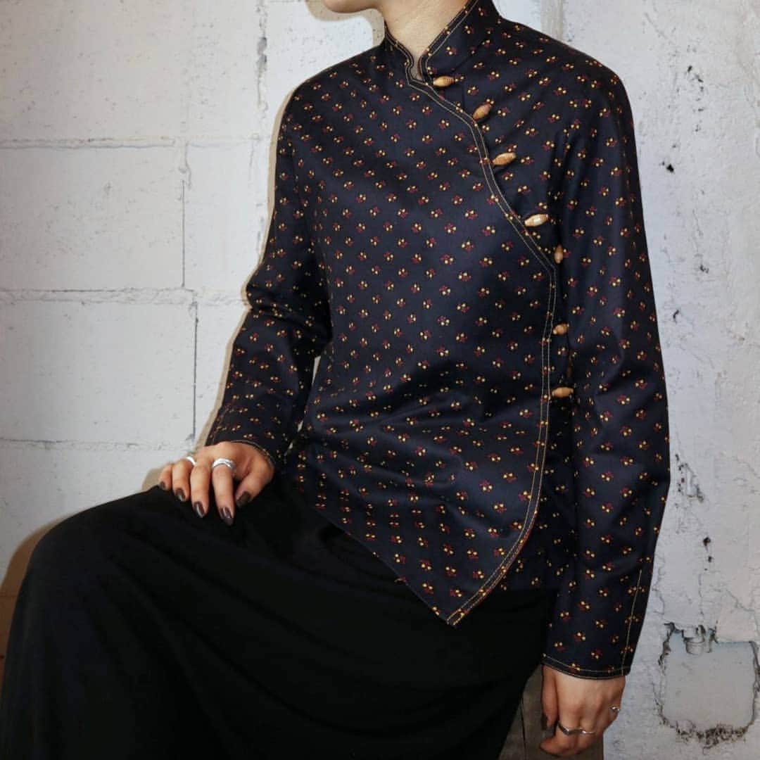 吉祥寺 古着屋 Orfeoのインスタグラム：「Flower Pattern China Shirt  #Orfeo #Kichijoji #Tokyo #vintage #used #fashion #coodinate #outfits  掲載商品のお問い合わせはメールにて承っております。コメント、DMでのお問い合わせは受け付けておりませんのでご了承ください。」